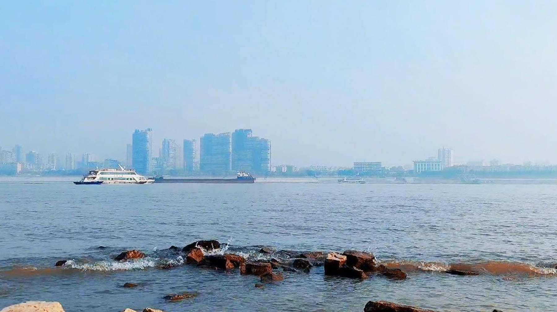 原创冬季到武汉城区江边观赏海景两江交汇处的宽阔沙滩潮水正汹涌