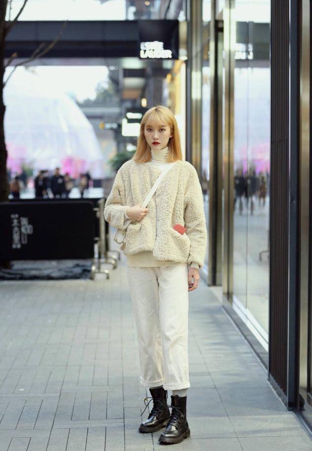 女生 冬天流行的不是羽绒服，而是这种保暖又时髦的外套，超有范儿