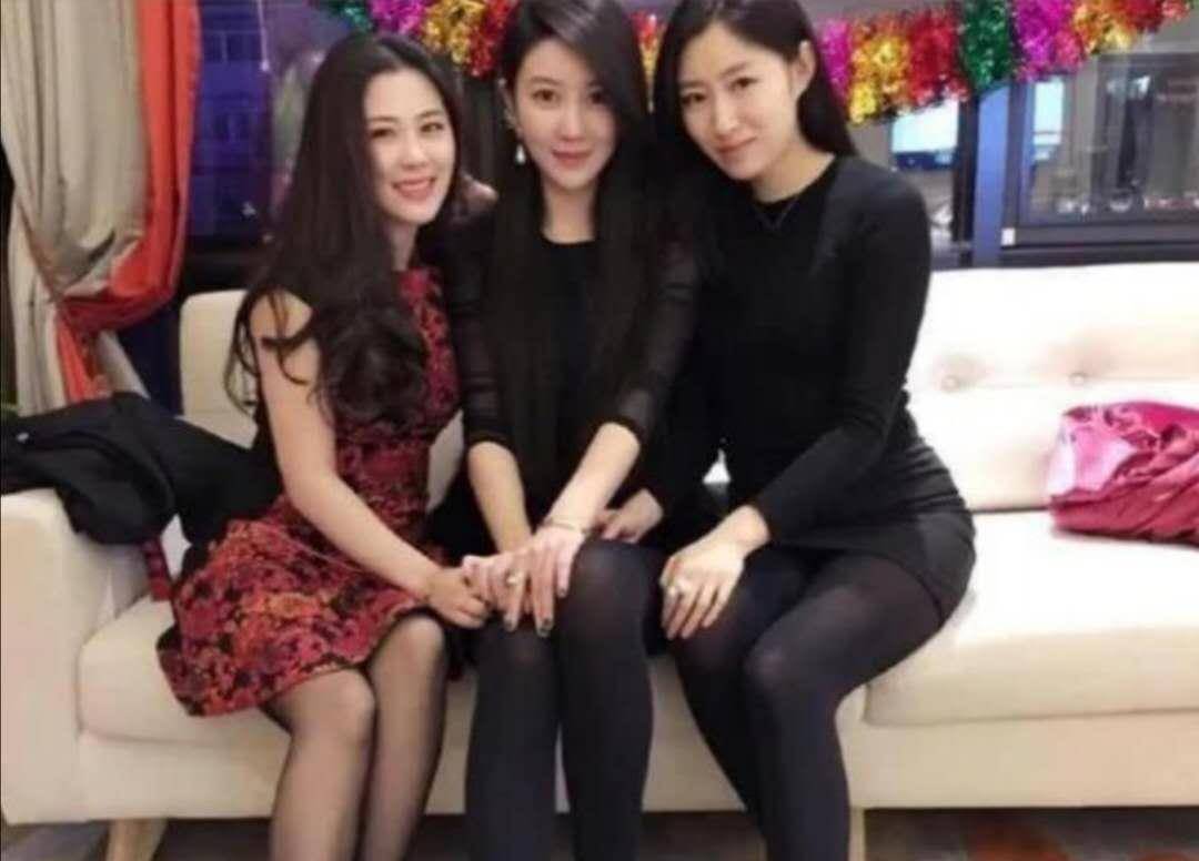 很漂亮母女三人整成芭比娃娃走红，妈妈女儿傻傻分不清楚，网友：逆天了