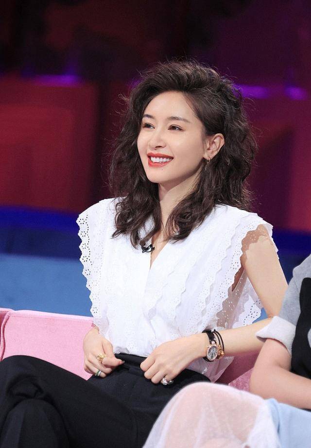 中分王子文的发型太有气场了,别看个子小,但泡面头真挺凌厉的