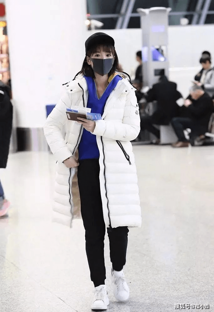 毛衣 毛晓彤越来越时髦，穿粉色泰迪熊大衣走机场，不俗反而很有高级感