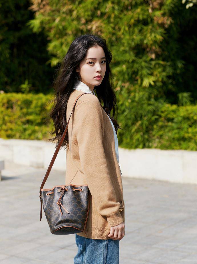 时尚 欧阳娜娜的少女风穿搭太迷人了！轻熟女的超自然装嫩搭配技巧.