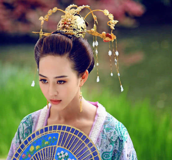 发型十位梳苹果头的古装美女,刘诗诗甜美,杨紫高冷,唯她最美最经典