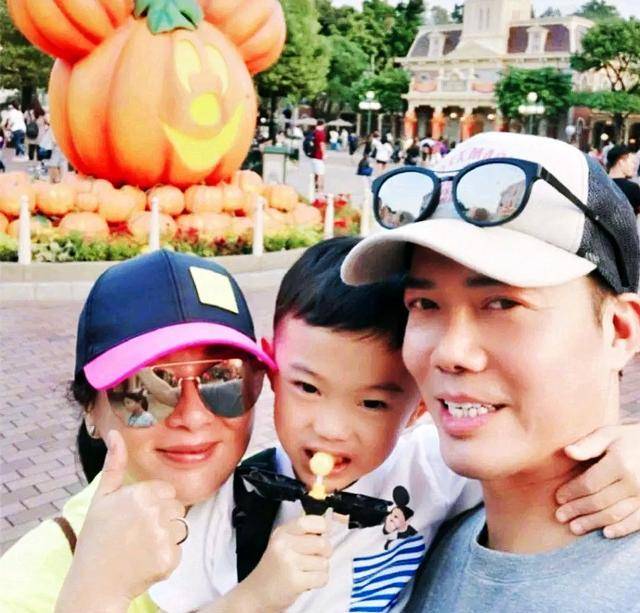 3年后,2018年4月10日,已经51岁的谢天华在微博晒出b超照,宣布现年45岁