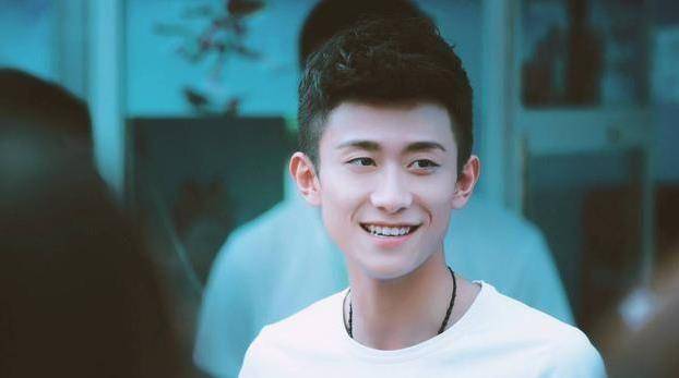 原创张一山隐藏多年的父亲曝光原来是熟悉的他难怪之前不公开