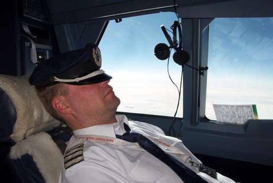 为何在飞机飞行途中，飞行员能够安心睡大觉？说出来你可能不信