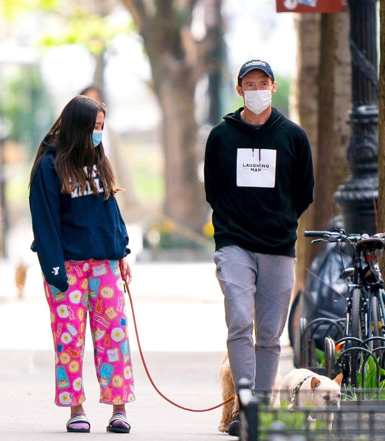 身材 休杰克曼带女儿街头遛狗，15岁女儿穿睡裤拖鞋变胖妞，口罩也戴反