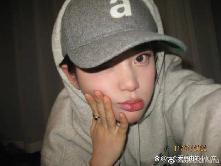 长发#欧阳娜娜正月初六随拍#是休闲风的娜比，又酷又可爱！