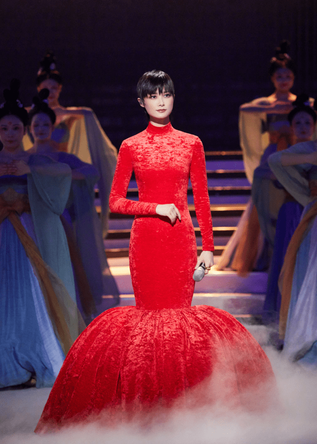 李宇春 李宇春变了不少，4套裙子一件比一件有女人味，再也不是男人婆了