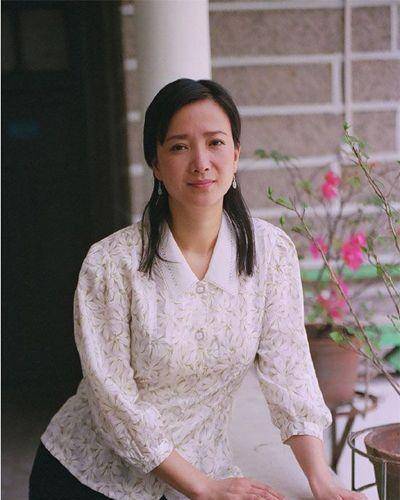 之后,在拍摄电视剧《风荷怨》时,结缘许亚军.