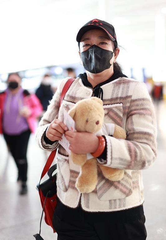 服装 刘晓庆的穿搭挺时髦的，穿搭高级还年轻，挺适合她这个年纪的