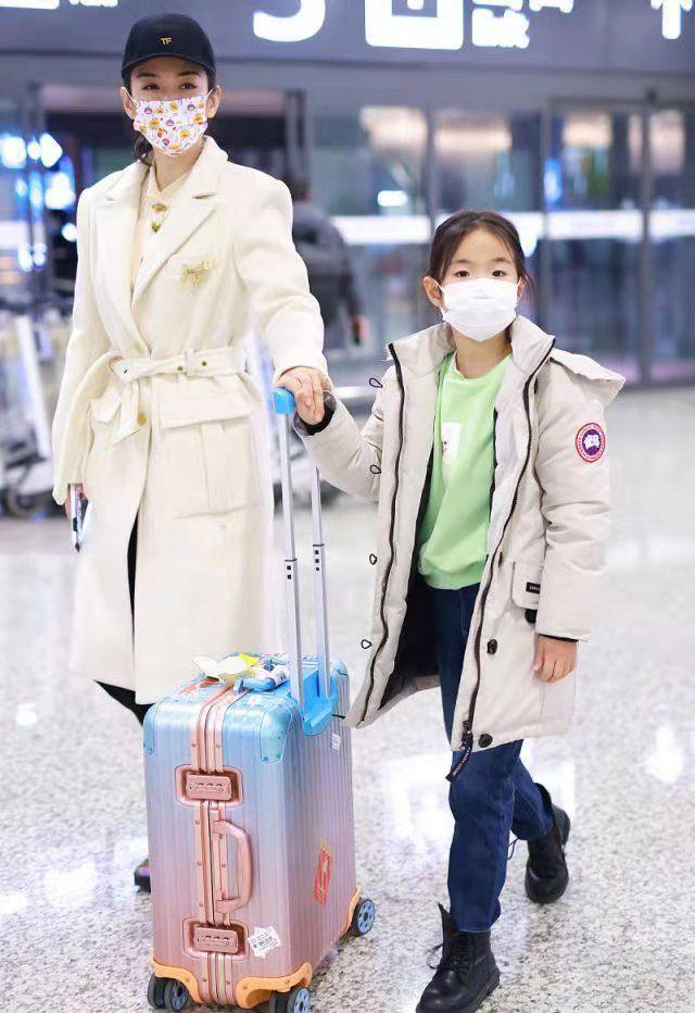 原创黄奕带母女走机场女儿朴素可爱黄衣风衣造型知性优雅