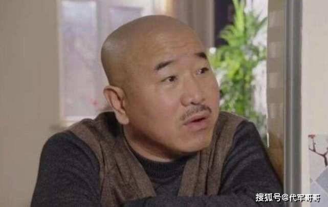 在《乡村爱情13》中饰演刘能的是赵明远,这次王小利回归了,再度饰演