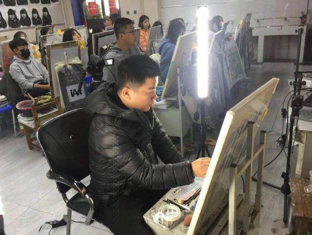 大师画水中的张雨绮,美丽动人,画下蹲的李冰冰好逼真!_刘斌_绘画_冷军