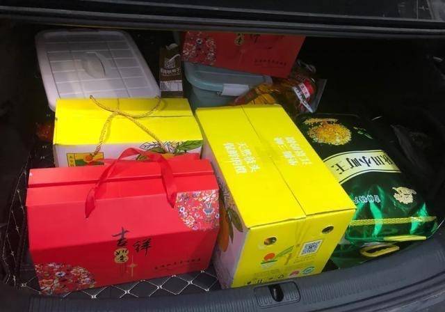 大盒|网友们晒公司发的年货，差距真不大，都是日常所需，真接地气