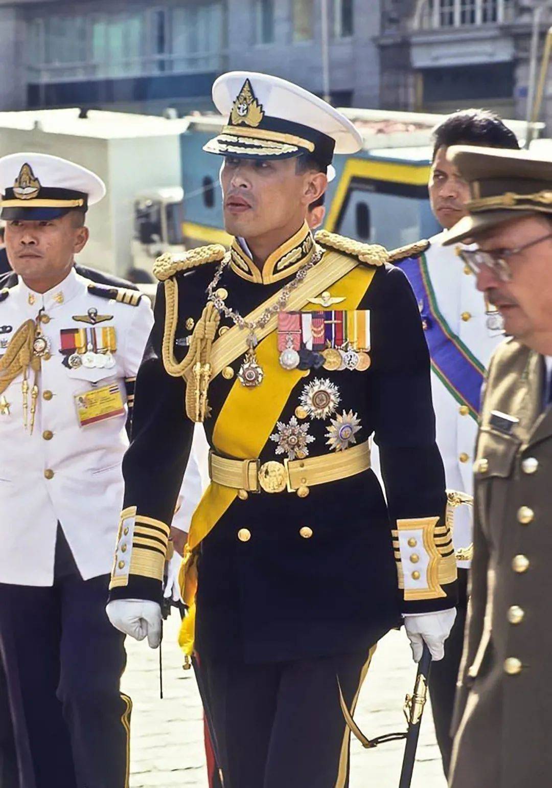 泰王在酒店惩罚仆人半夜传出痛苦喊叫还让外国人对他匍匐跪地