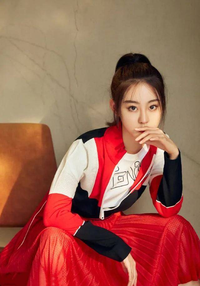 高跟鞋 运动服上衣，配百褶裙和高跟鞋，坐姿妩媚撩人