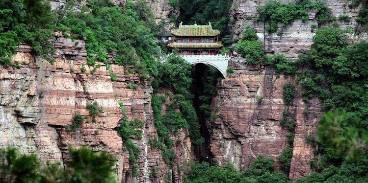 河北苍岩山上藏着一神奇建筑，悬空建在峭壁边，异常稳定坚固