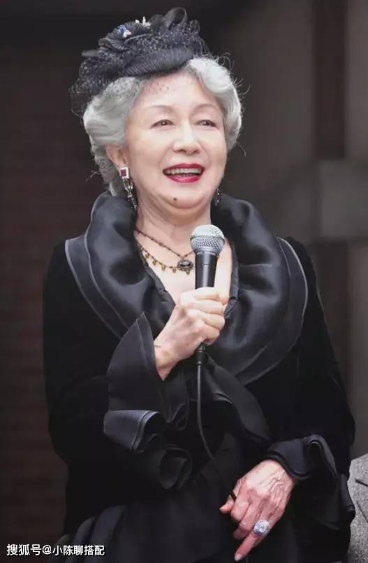 黑色奶奶们越老越有优雅的秘诀在这，满足一点都超越了同龄人
