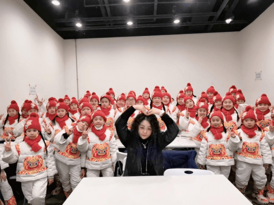 鸟巢 一起向未来!中国十佳设计师丁洁在鸟巢与孩子们“虎头虎脑”迎冬奥