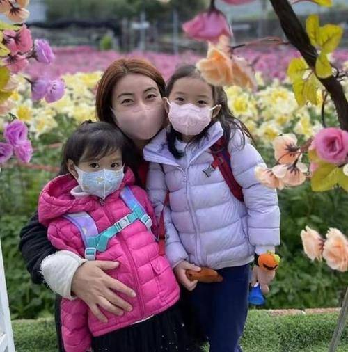 饱和度 霍启刚高调玩浪漫，带郭晶晶去花田里游玩，俩女儿模样变化大