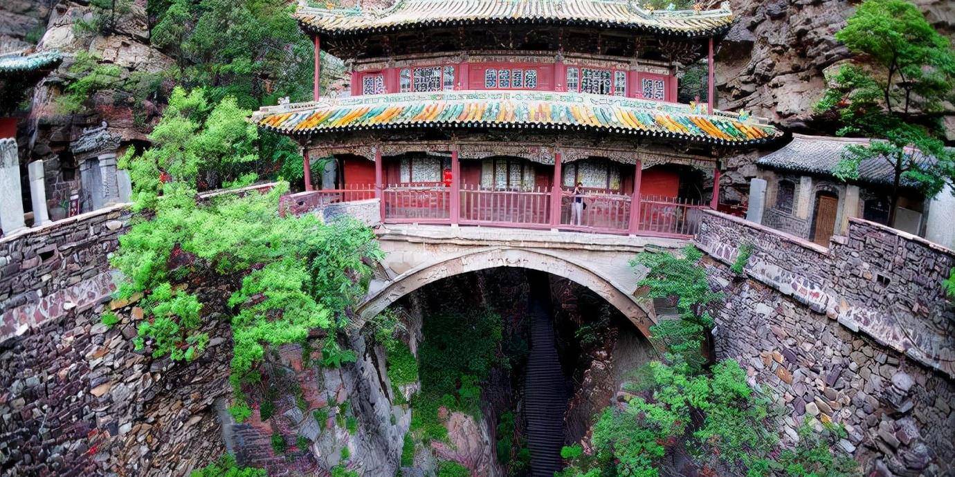 河北苍岩山上藏着一神奇建筑，悬空建在峭壁边，异常稳定坚固