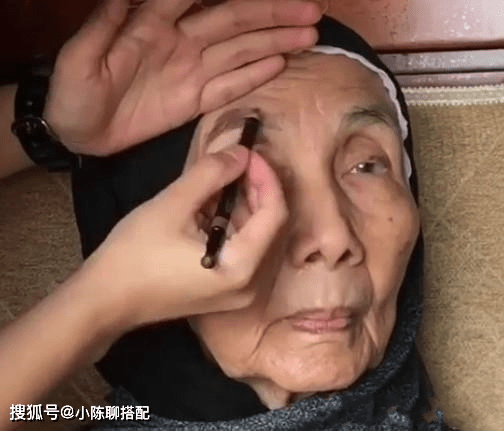 黑色奶奶们越老越有优雅的秘诀在这，满足一点都超越了同龄人