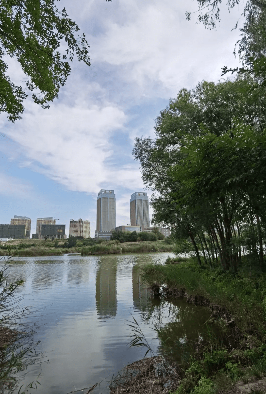 伊犁河轻风广场图片