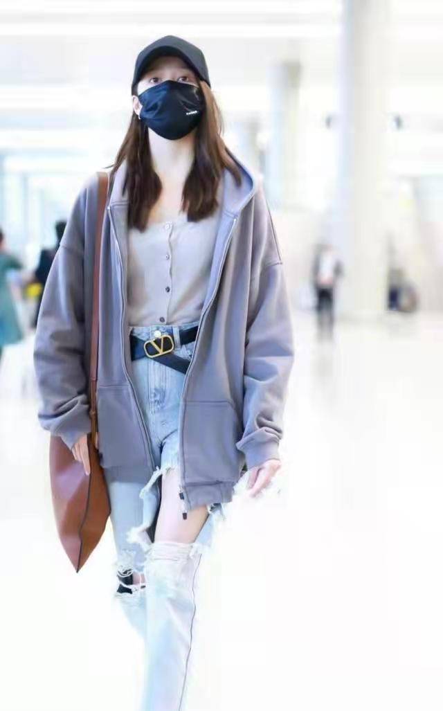 全套 黄多多近照大变样,成熟好多气质变阳光,穿休闲装配全套金首饰