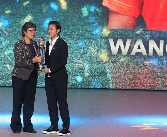 大气 女足王霜挺高级的,素颜穿运动装简约大气,这才是国足该有的样子