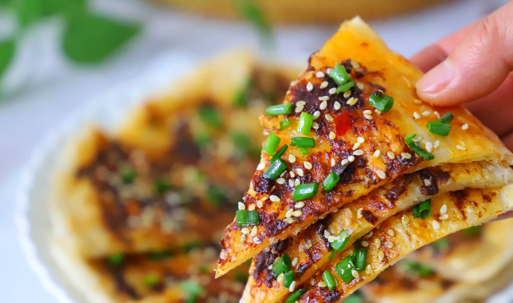 做法|酱香饼的快手做法，不用揉面，10分钟解决全家早餐，酥脆好吃