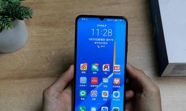 为了保证手机的质感,荣耀x20搭载的电池是4300mah,比较好的是快充高达