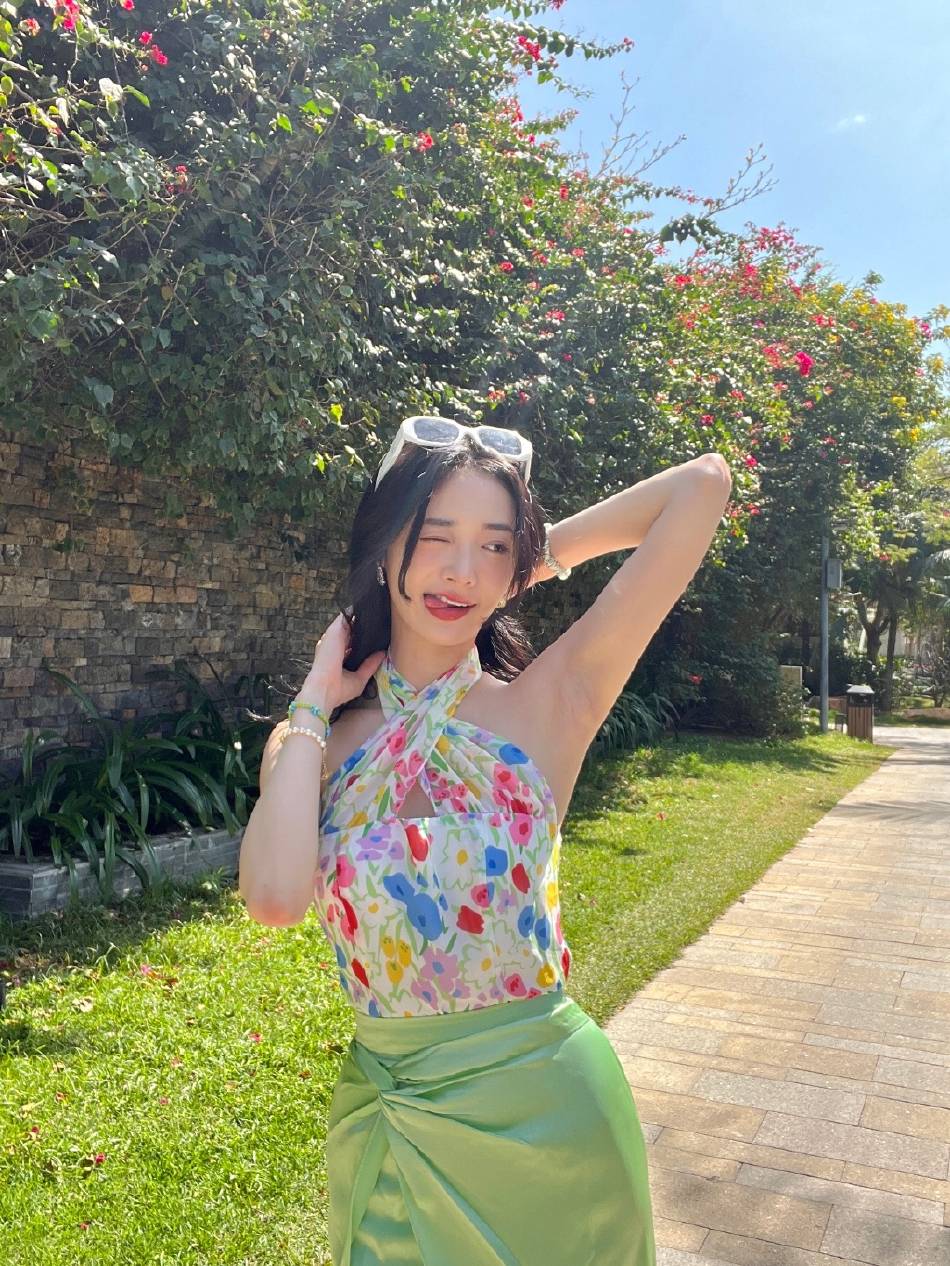原创周洁琼三亚美图大秀香肩玉背肤白貌美太性感火辣