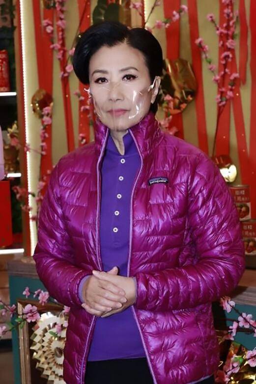 暗色 汪明荃74岁不认老，衣服一件比一件花哨，不仅不显俗，还减龄时髦