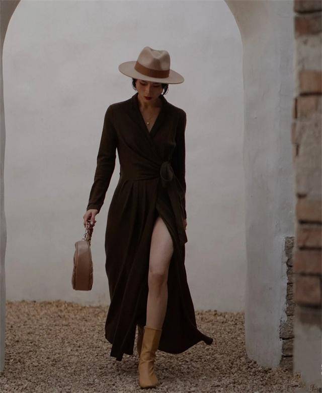 整体 会穿才不显老！给40岁以上女人的过年穿搭建议：裙过踝、靴要跟