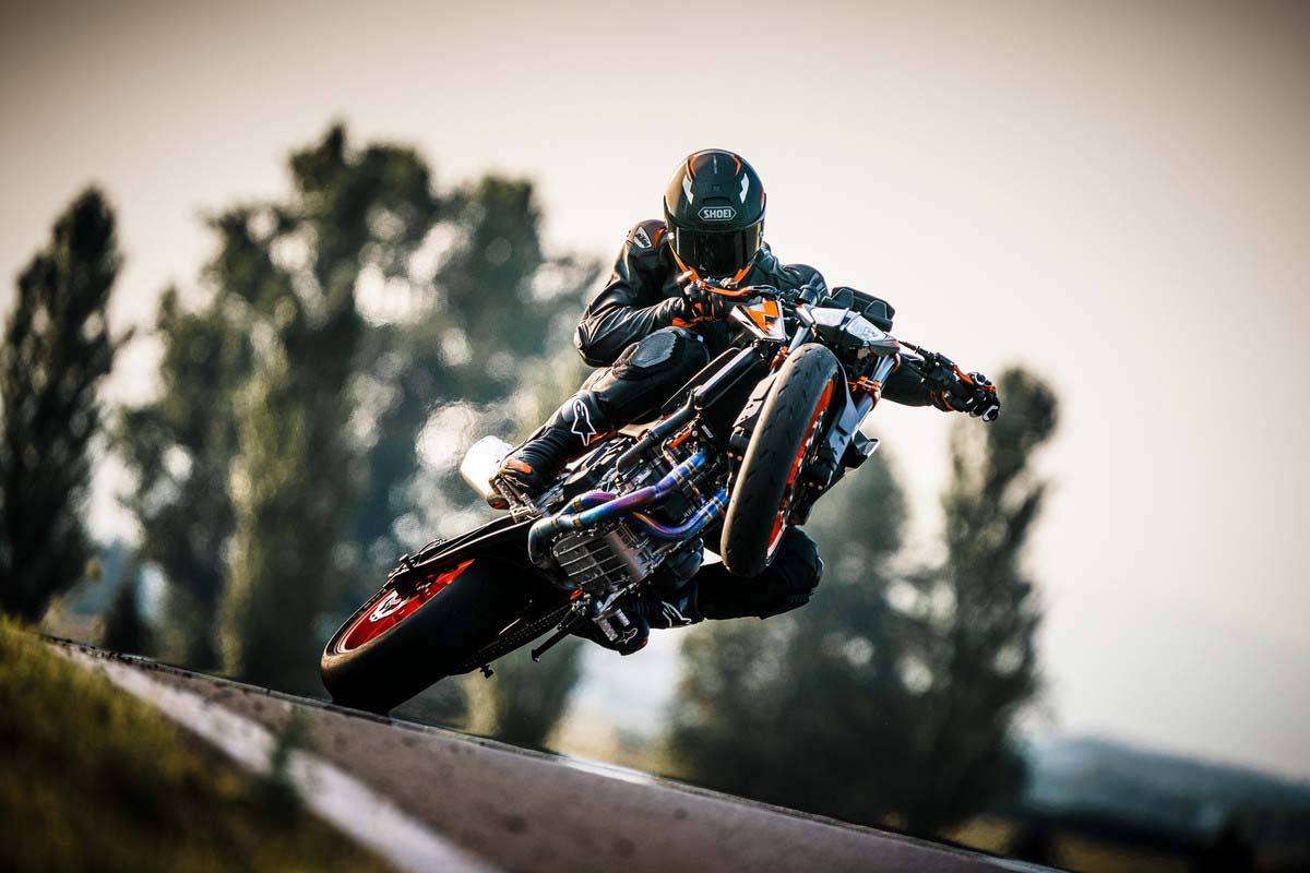 橙色手术刀！2022 KTM 890 DUKE R新配色亮相_搜狐汽车_搜狐网