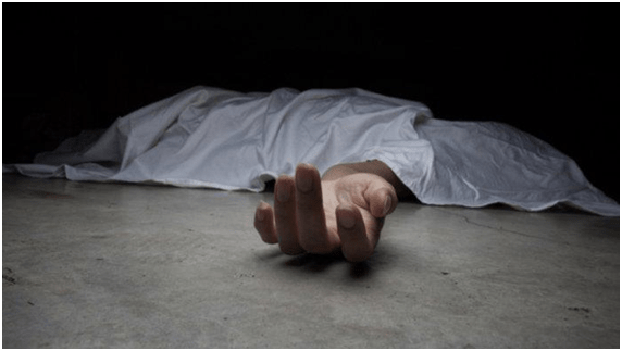 独居男子坐在家中椅子上去世,邻居闻到恶臭味进屋发现尸体已腐烂_梅尔