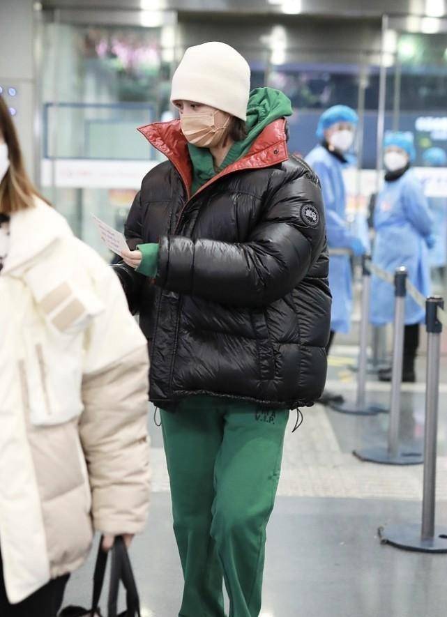 颜色 穿棉服多看看赵小棠，独特款式看着好时髦，气质也变得特别的张扬