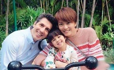 这也是内地首个为了首发专辑而举行演唱会的艺人邓佳鑫