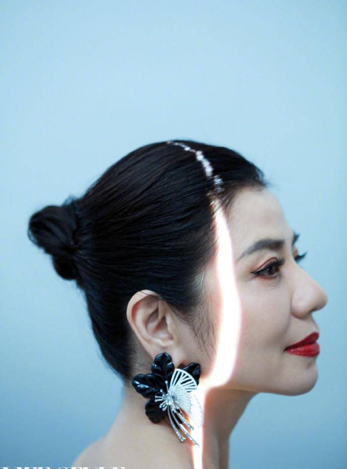 女王自律女星不会老？50岁许晴露肩湿发太撩人，巩俐修长美腿女王范