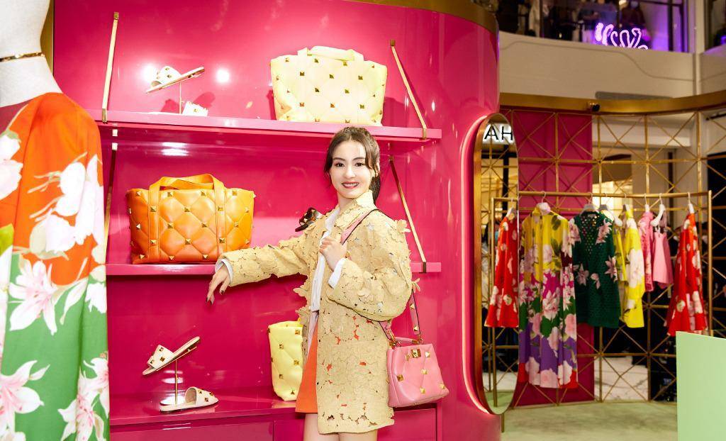 马尾 张柏芝乌镇游玩,41岁三娃妈穿粉色扎马尾似少女,姐姐团不出道太可惜