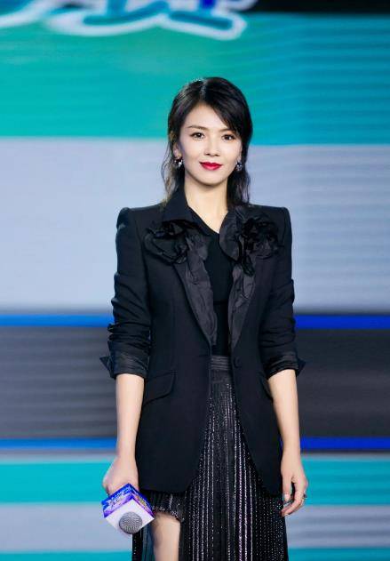 三亚 沈腾一家三亚度假,老婆穿着宽松被嘲:中年妈妈硬是穿成了奶奶辈