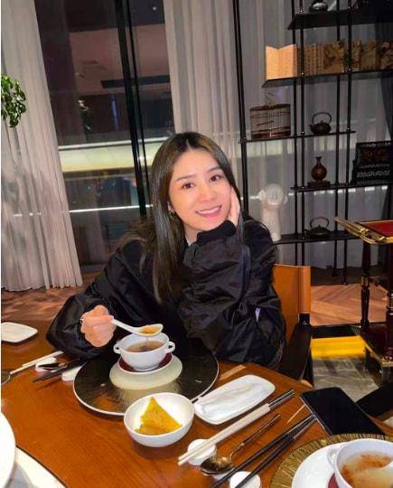 原创林峯老婆当妈清闲张馨月出门聚餐不停摆拍女儿不在也从容