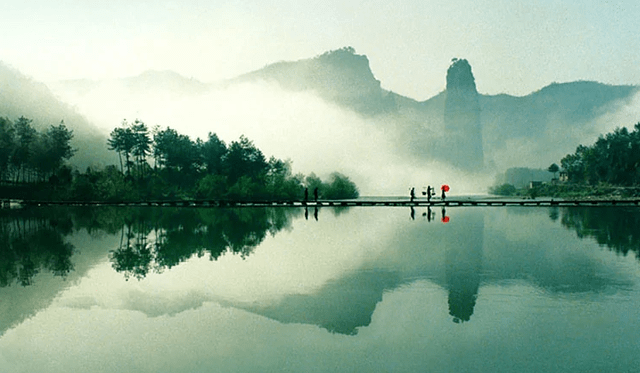 浙江有一景区，以山水神秀为主题，可欣赏姑妇岩、鼎湖峰及芙蓉峡