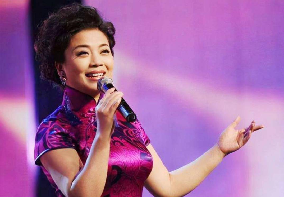 原创春晚钉子户张也曾陪父亲抗癌退隐5年如今54岁穿旗袍依旧美丽
