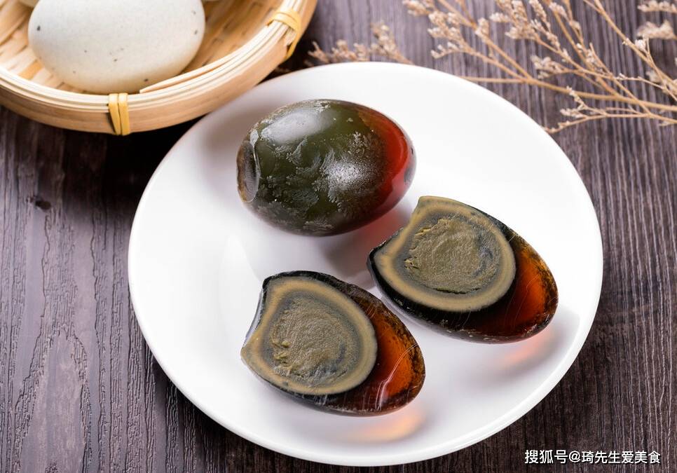 松花蛋如何挑选 别只会看大小 分享3个妙招 轻松买到优质皮蛋 外皮 颜色 姜蒜 松花蛋如何挑选 别只会看大小 分享3个妙招 轻松买到优质皮蛋 外皮 颜色 姜蒜