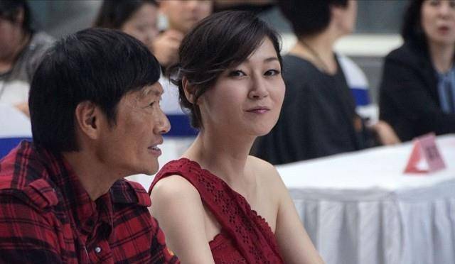 短裙 年过半百的万绮雯身材一点没缩水,穿无袖蕾丝短裙,仍有妙曼身姿