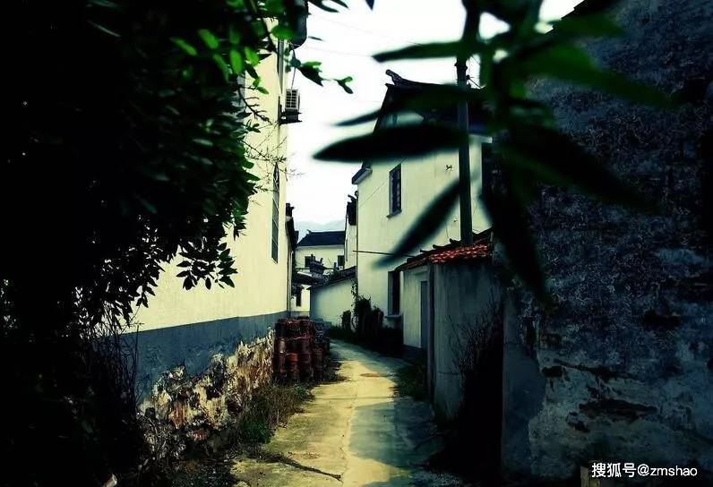 梦境解析，从屋檐跌落却安然无恙——一场关于自我超越与内心安宁的探索