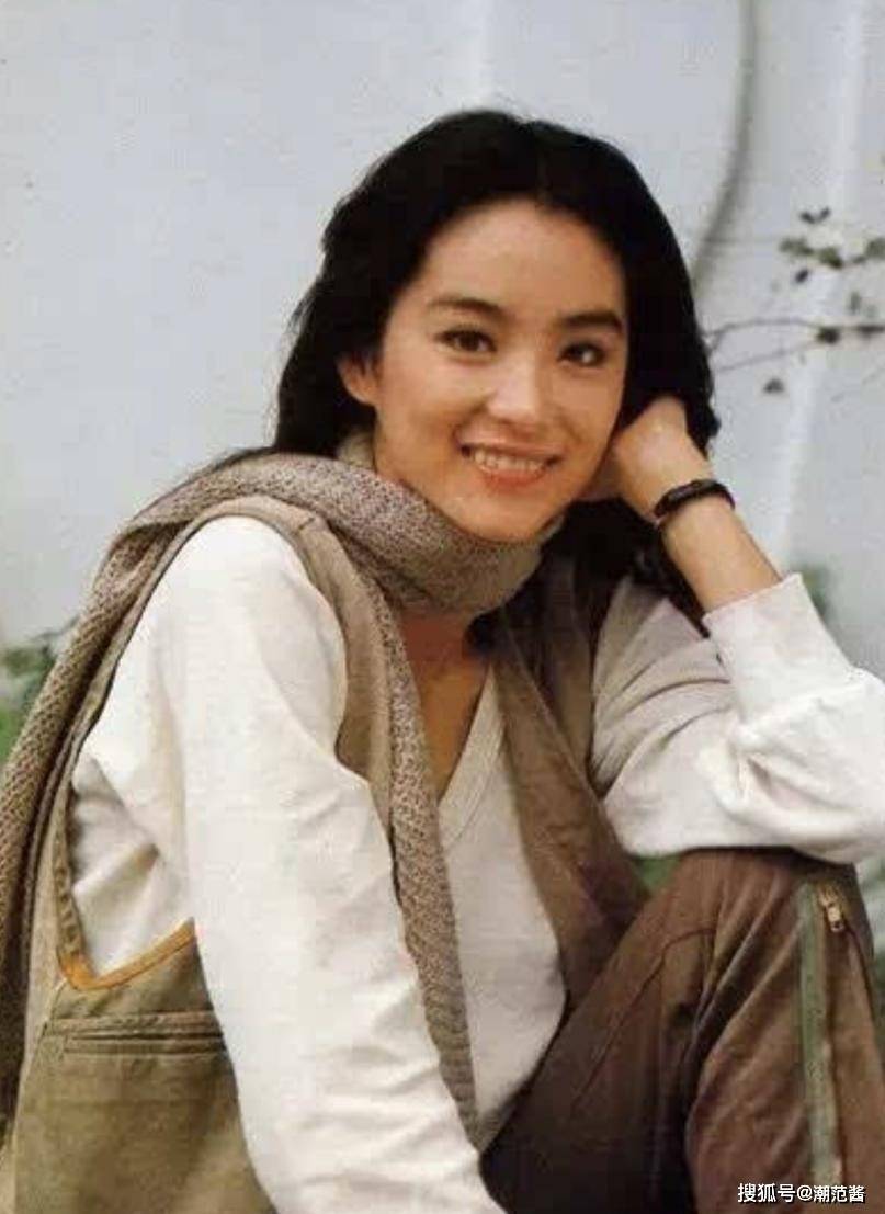 林青霞 林青霞少女时代的穿搭，每一套都是不过时的搭配，妥妥的时髦女王