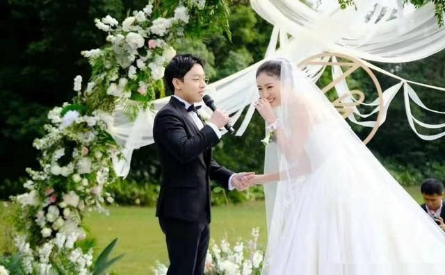 奥运5金王将迎二胎,妻子晒9个月孕肚,30岁保养如少女_周捷_邹凯_冰墩